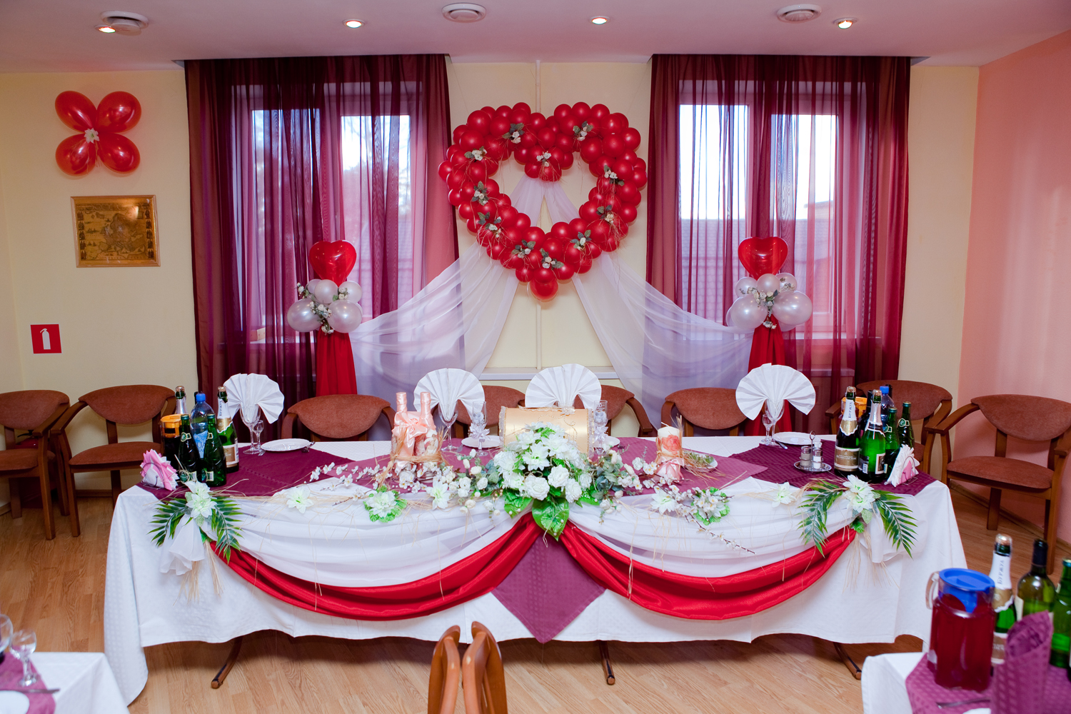 il ne devrait pas y avoir beaucoup de fleurs dans une décoration de mariage