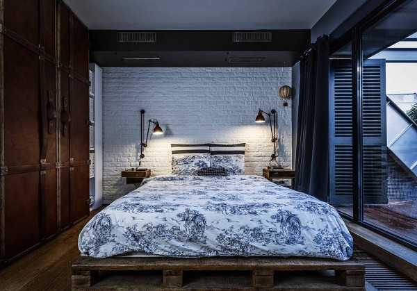 Paleta-krevet-smeđe-ormar-staklo prozora-crno-drvena vrata zavjese zid svjetlo-ormar-jastuk-posteljna presvlaka-woodne-ladica-skladište