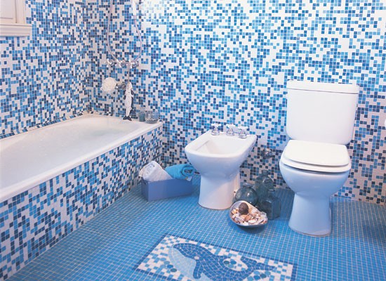 Come equipaggiare gli interni per ottenere un bagno confortevole con un design nella foto di 6 mq se il bagno è combinato