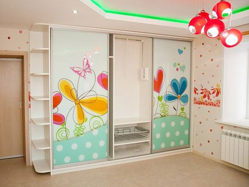 Armoire coulissante pour une chambre d'enfant