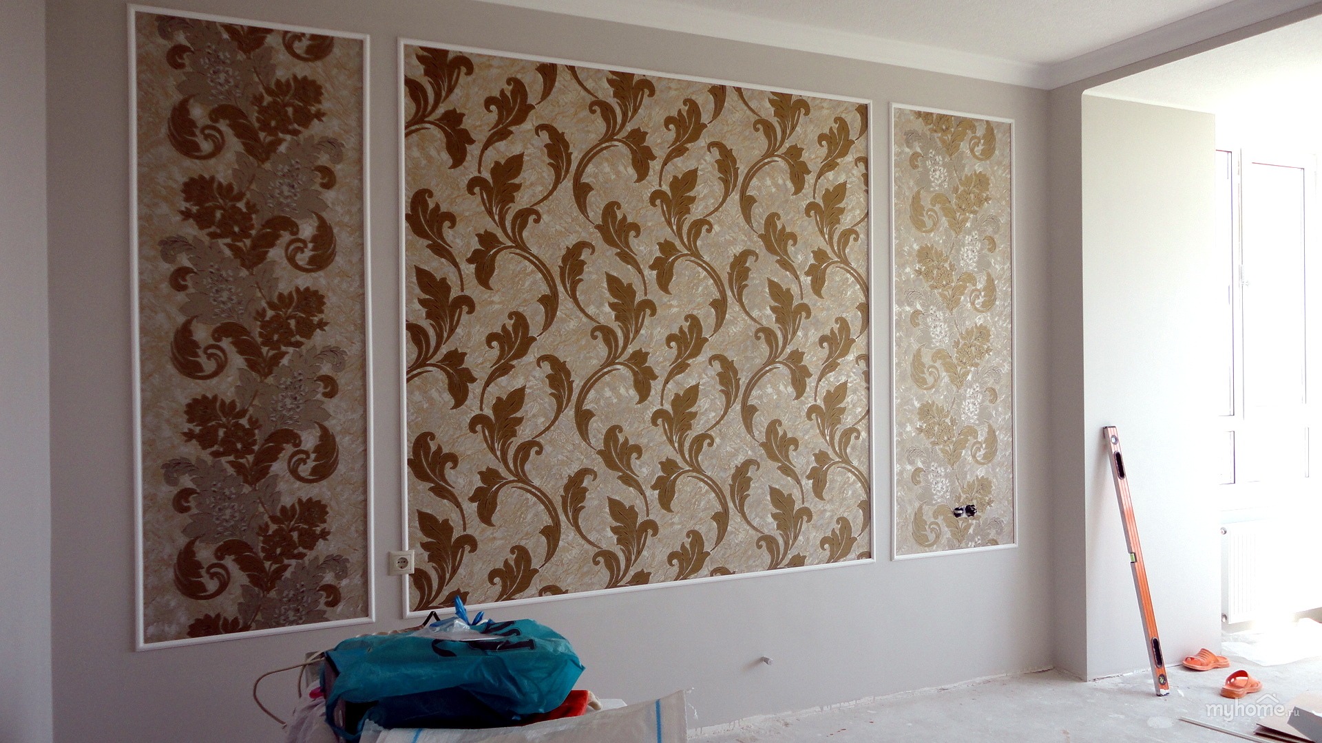 DIY wall decor in the bedroom with liquid wallpaper