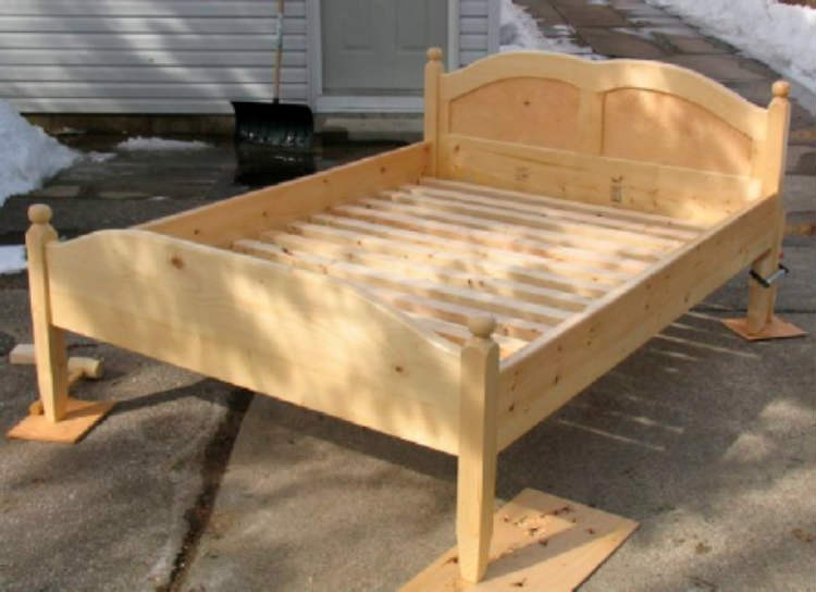 Napravite drveni krevetić za prostranu spavaću sobu