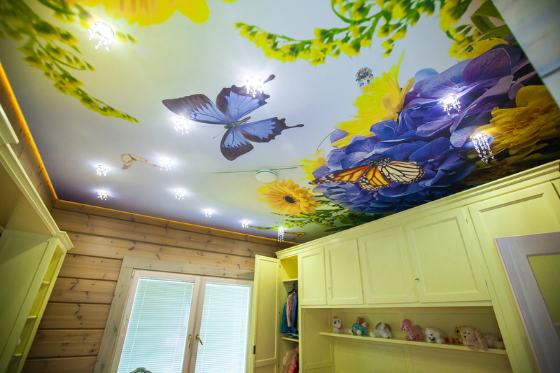 Stretch ceiling with a beautiful bright pattern for a child’s room