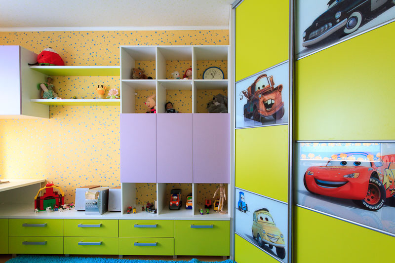 Sliding wardrobe for a nursery: varieties