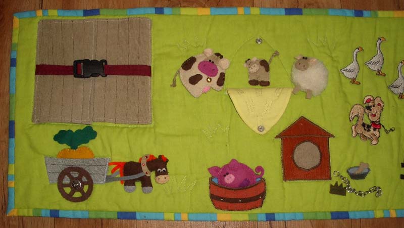 Tapis de développement avec des boutons et des boutons pour les enfants