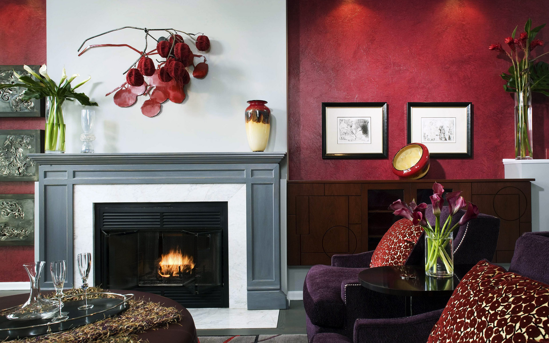 Cheminée pour un intérieur de salon élégant avec des murs brillants rouges