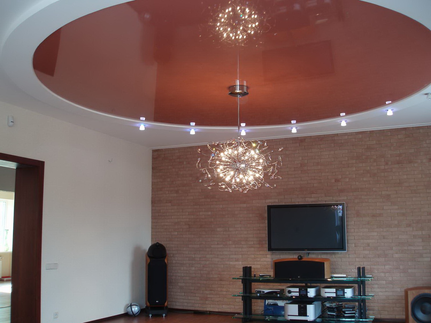 Soffitto teso nel design del soggiorno con una lampada a sospensione