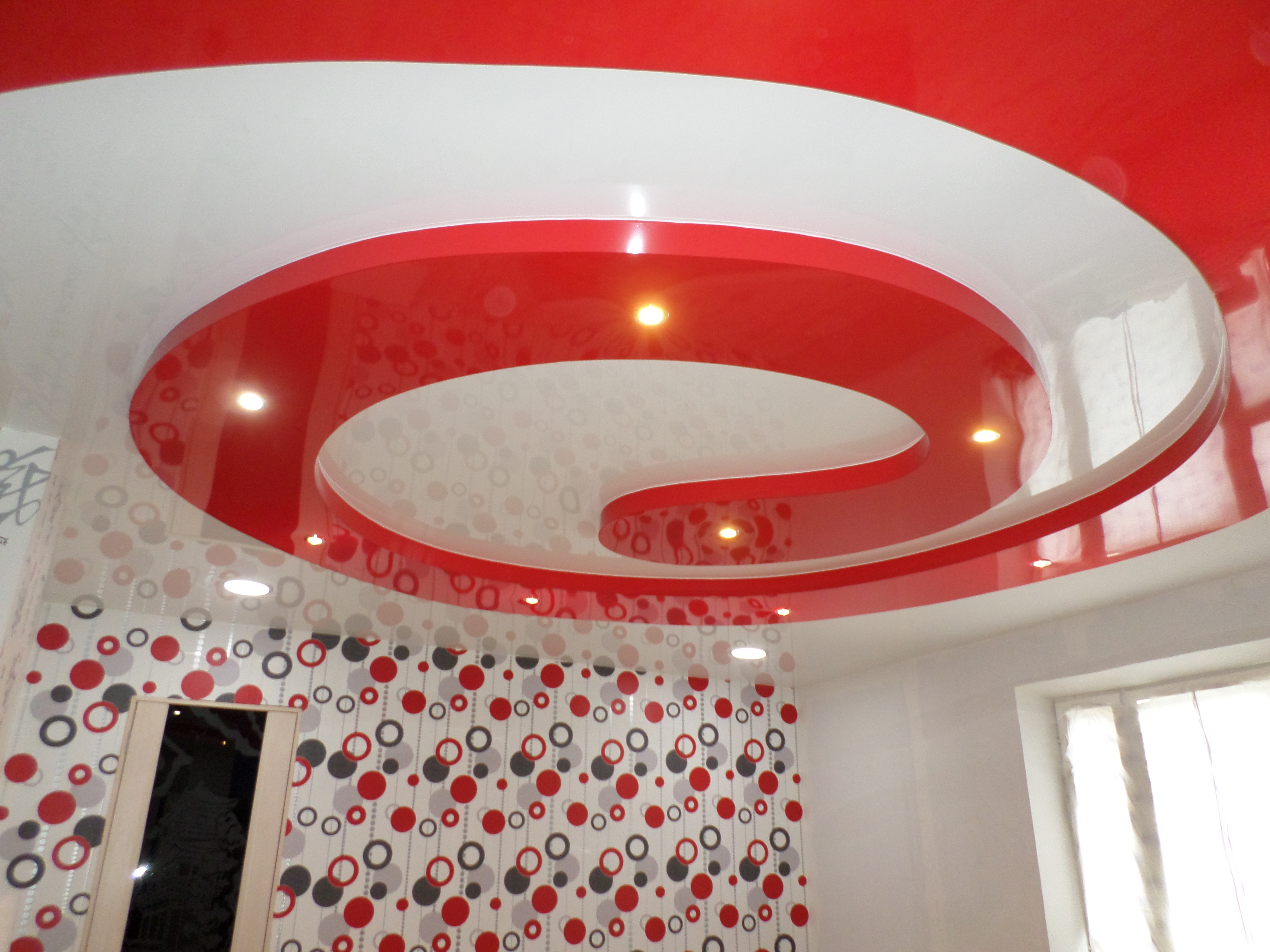 Plafond tendu de forme originale pour petit salon