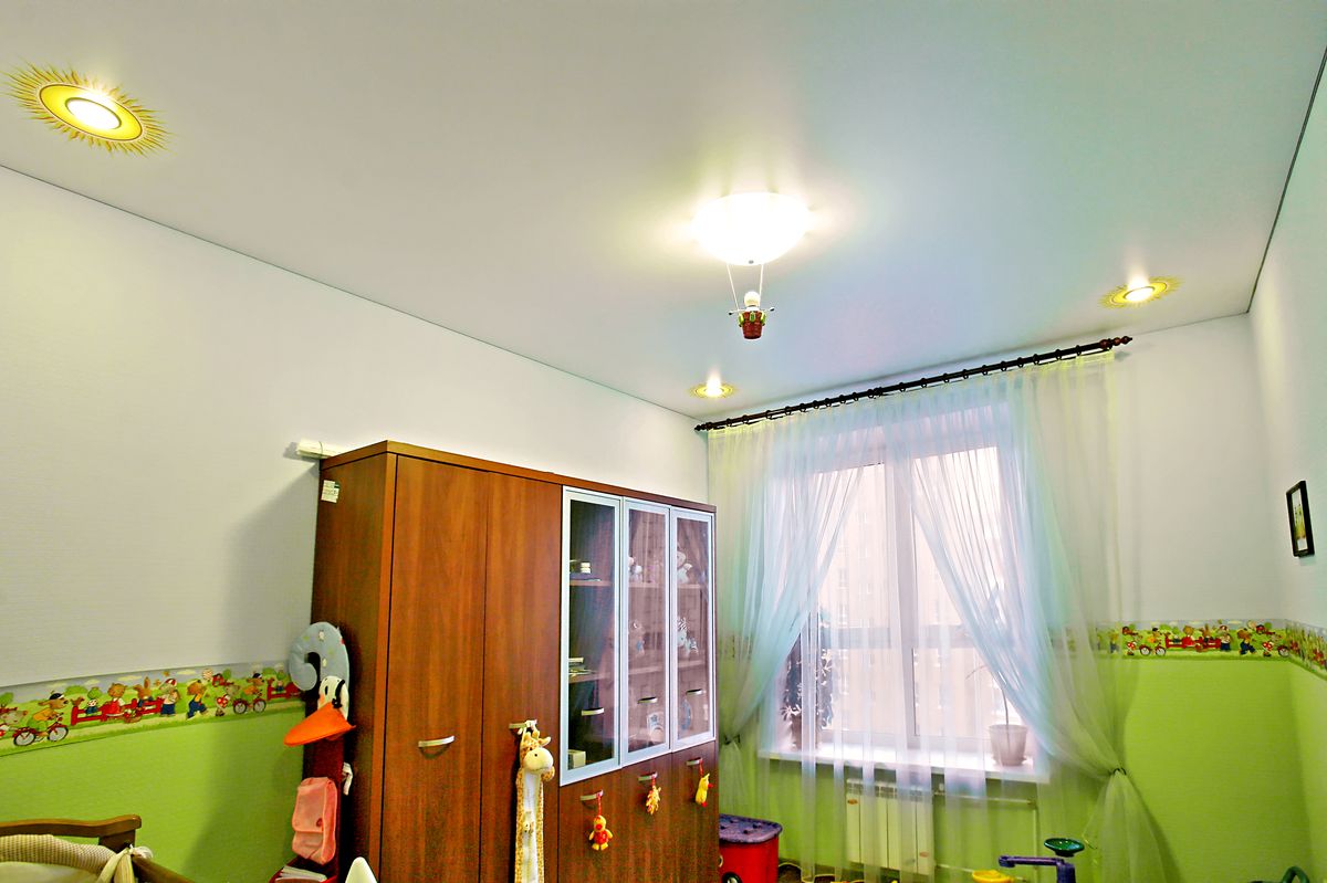 Matte stretch ceiling for a spacious child's room