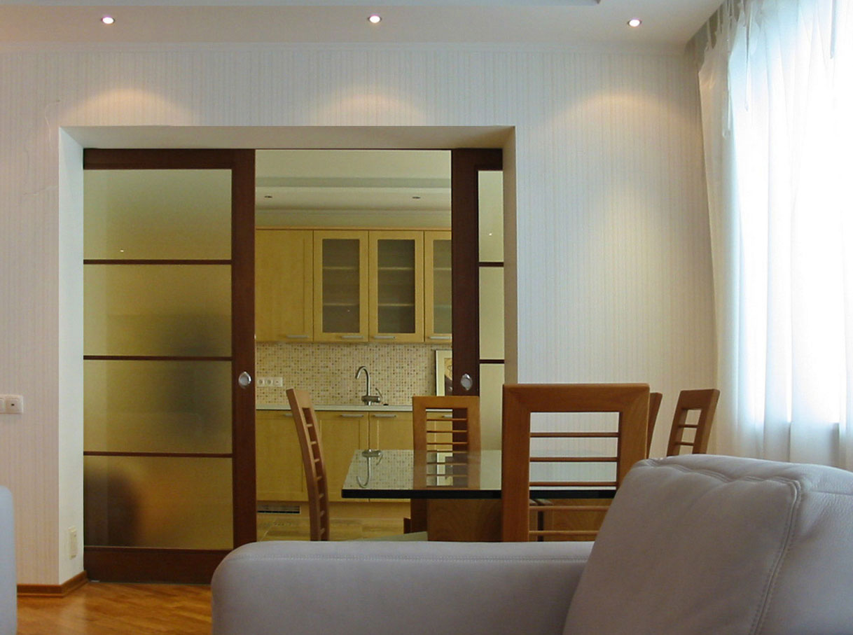 Sliding partition between the living room and the kitchen in a large apartment