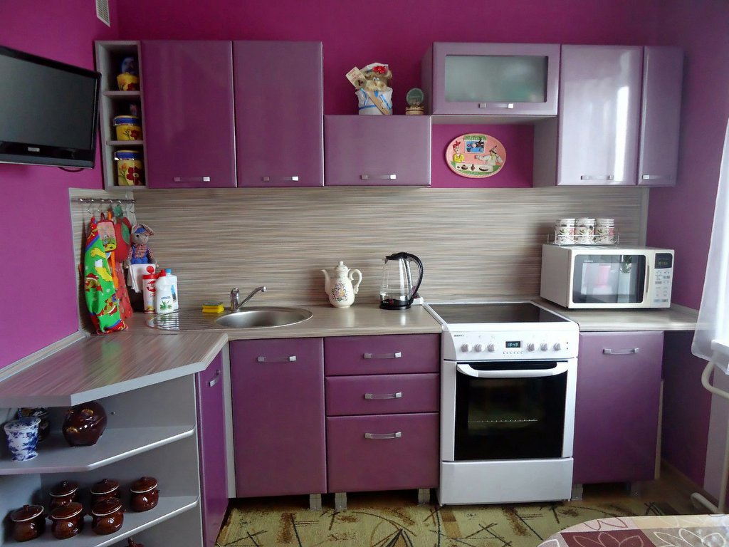 Wallpaper untuk dapur kecil dalam warna mulia ungu