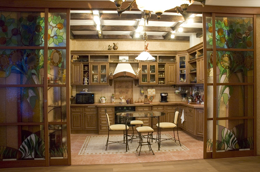 Izvorni dekor pregrade između kuhinje i dnevnog boravka u kući