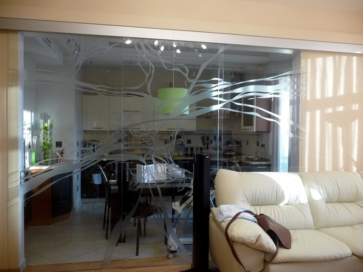 Decorative partition between the kitchen and the living room