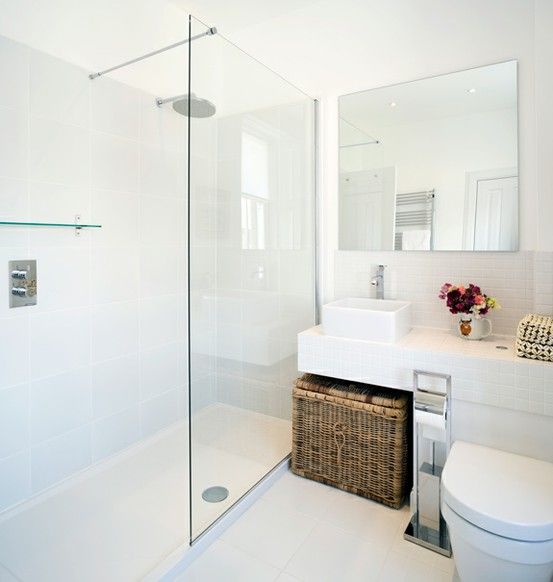 Bagno moderno con colore bianco