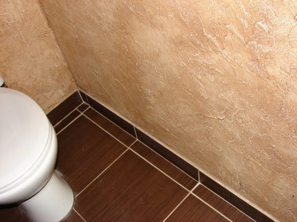 ceramic skirting board in the bathroom