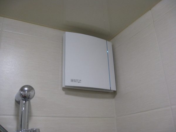 ventilatore ad angolo in bagno