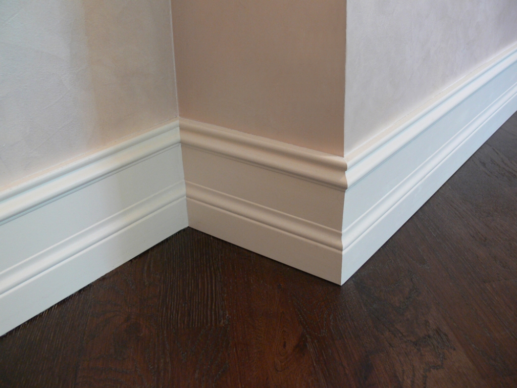 light skirting board made of aluminum in the interior of the house