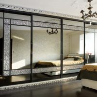 slika garderobe u stilu male spavaće sobe