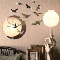 horloge en plastique dans le salon en image de style haute technologie