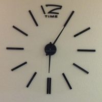 horloge en bois dans le couloir en photo de style classique