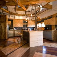 Appartement de style steampunk avec parquet en bois photo