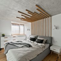 interno del soffitto con una soluzione di cemento nella foto della camera da letto