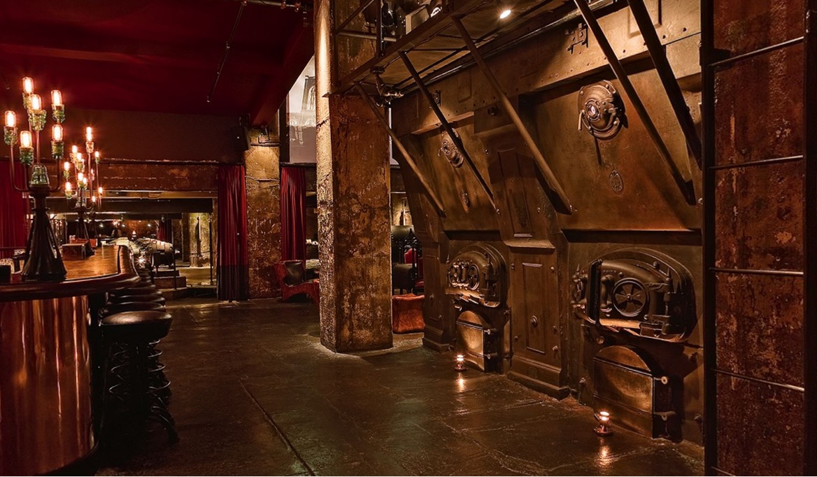 chambre à coucher style steampunk avec parquet