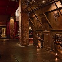 casa in stile steampunk con foto di tappezzeria in pelle