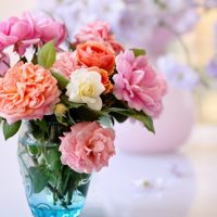 fiori artificiali nella foto degli interni della cucina