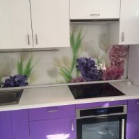 umjetno cvijeće u fotografiji interijera kuhinje