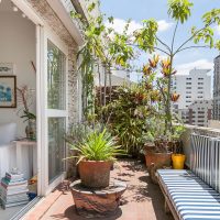 bellissimi fiori sul balcone sull'immagine di esempio degli scaffali