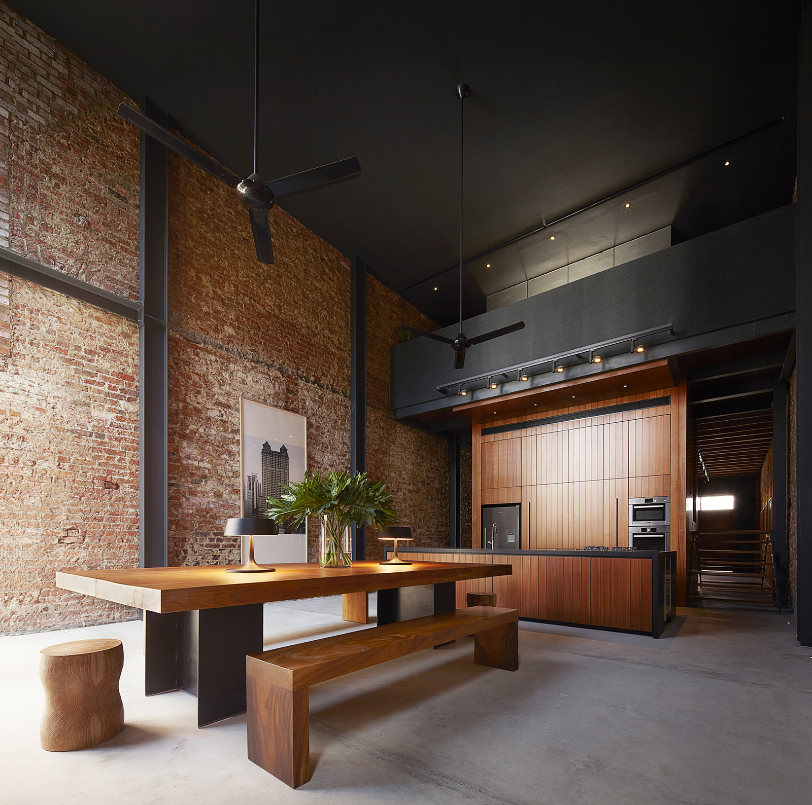 beau plafond noir dans le style de l'appartement