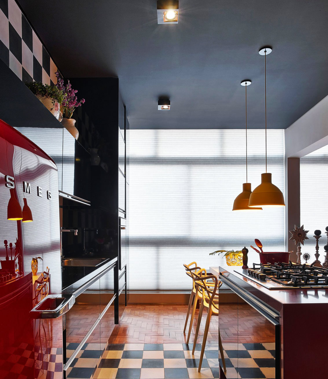 beau plafond noir dans la conception de la maison