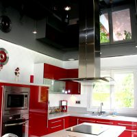 lijepi crni strop u stilu kuhinjske slike