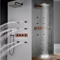 salle de bain lumineuse avec douche de couleur claire