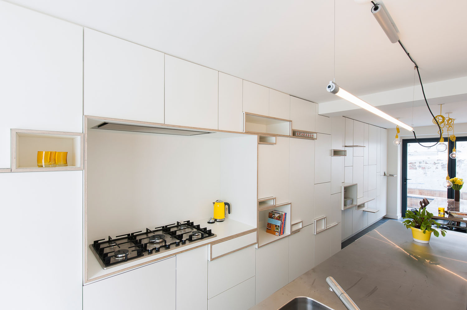 design della cucina bianco brillante con un tocco di verde