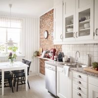 intérieur de cuisine blanc clair avec une touche de sable