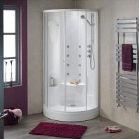 bel design di un bagno con doccia in foto a colori vivaci