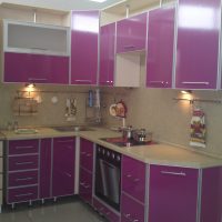 design luminoso della cucina in foto a colori fucsia