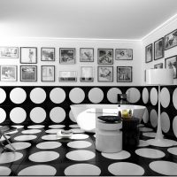 šik interijer dnevnog boravka u crno-bijeloj boji