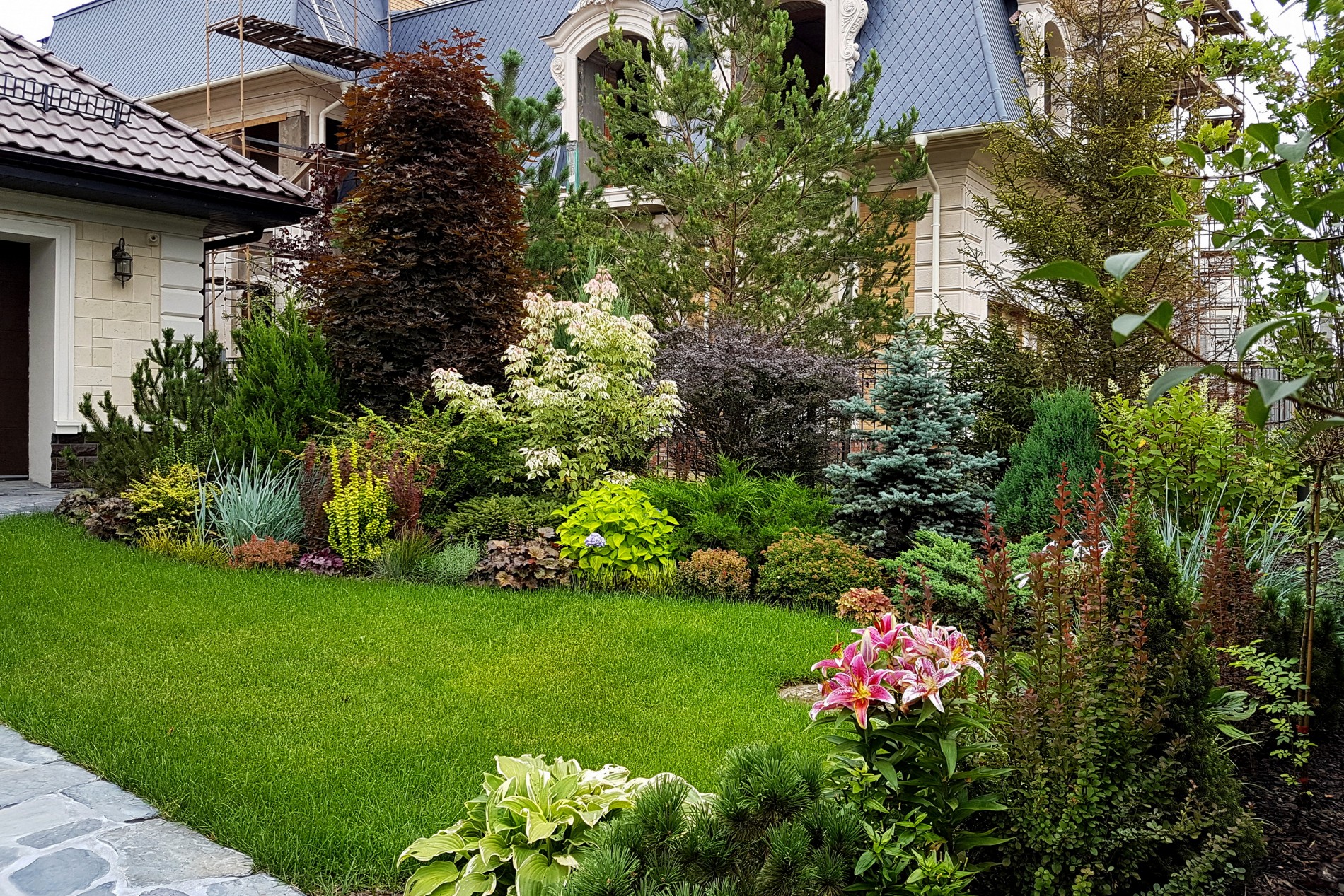 décor de jardin paysager chic dans le style anglais avec des fleurs