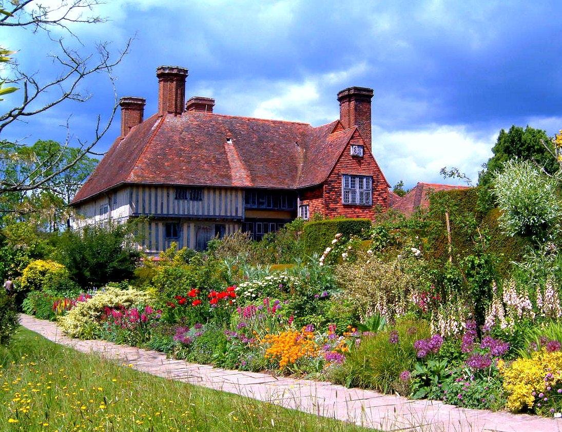 bellissimo paesaggio di una casa estiva in stile inglese con alberi