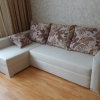 kožna ugaona sofa u stilu fotografije dnevnog boravka