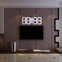 horloge en bois dans le couloir dans l'image de style campagnard