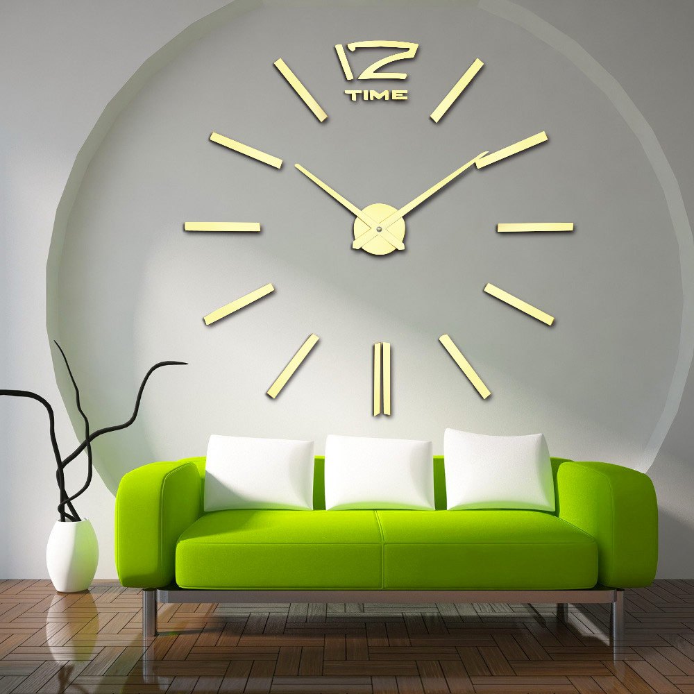 orologio di plastica minimalista nel corridoio