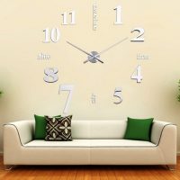 horloge en bois dans le salon en style photo high-tech