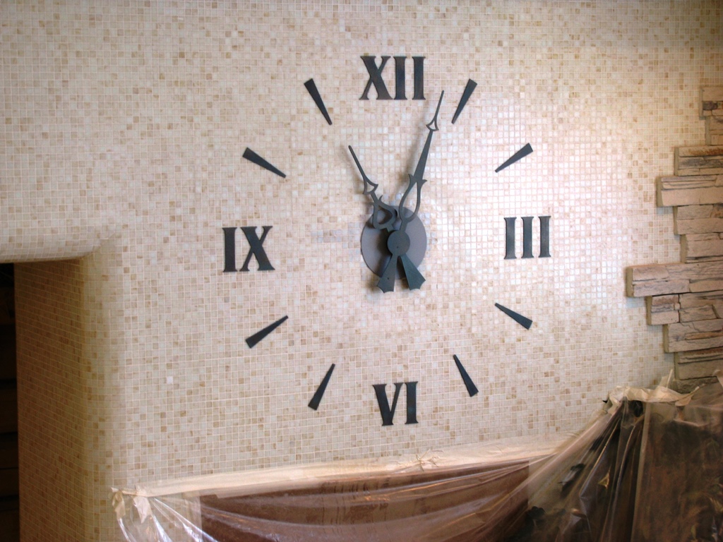 horloge en métal de style éco