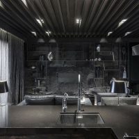 soffitto nero in legno all'interno dell'immagine dell'appartamento