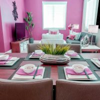 arredamento luminoso appartamento in foto a colori fucsia