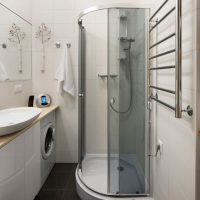 bellissimo arredamento di un bagno con doccia in foto a colori vivaci